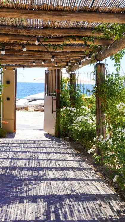 Allée sous pergola menant à la plage