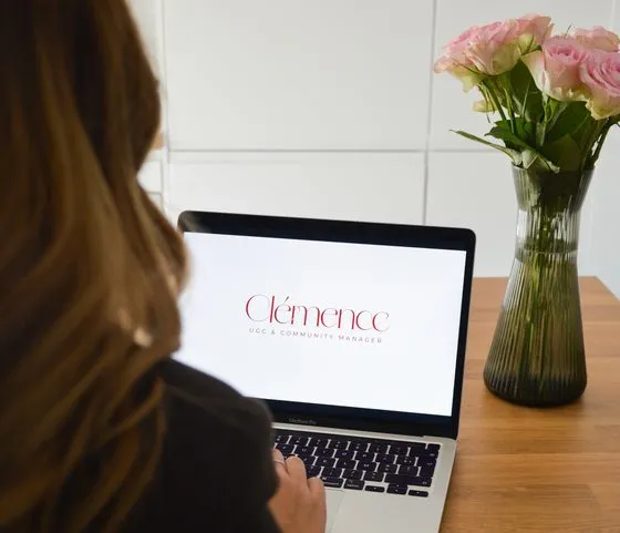 Clémence de dos, au travail sur son ordinateur