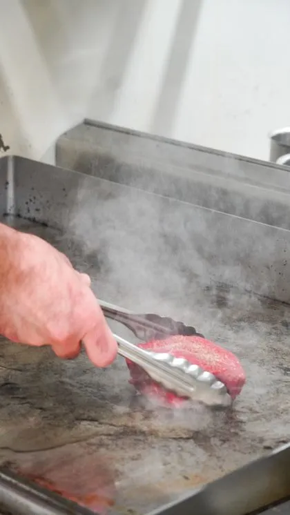 Cuisson d'une pièce de viande sur plancha