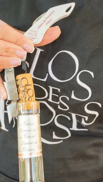 Ouverture d'une bouteille de vin du domaine Clos des Roses