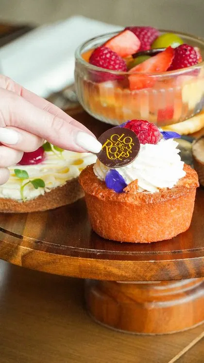 Pâtisserie individuelle garnie de crème et de fruits rouges, création du restaurant Clos des Roses