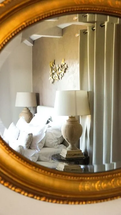 Reflet d'une chambre cosy dans un miroir doré